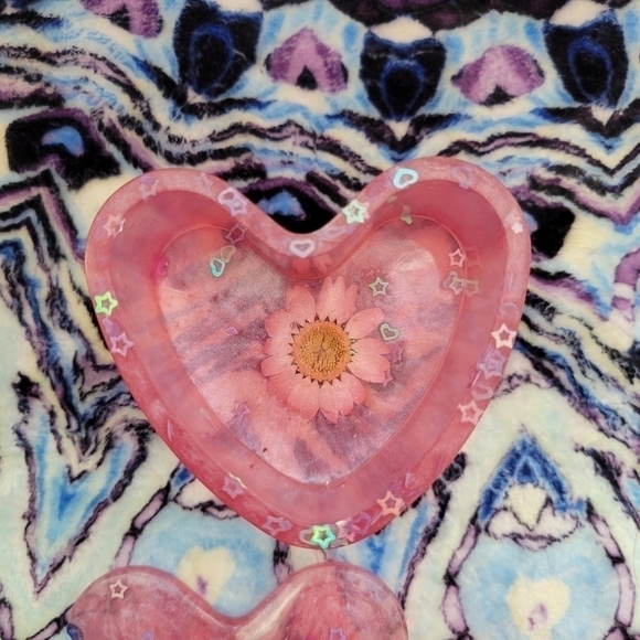 Artisan Other - NEW Handmade Resin Pink Trinket Box With A Dasisy And Extras